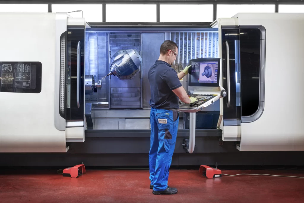 CNC Operator bedient draaibank