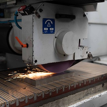vlakslijpmachine aan het werk