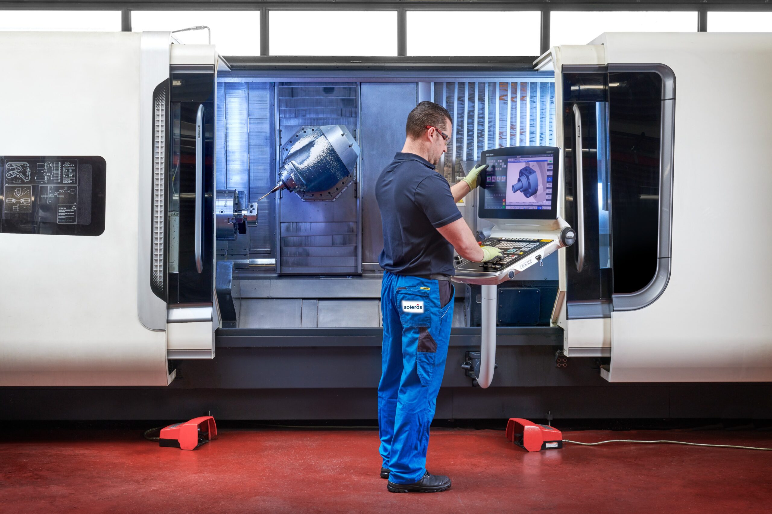 cnc draaimachine met persoon ervoor